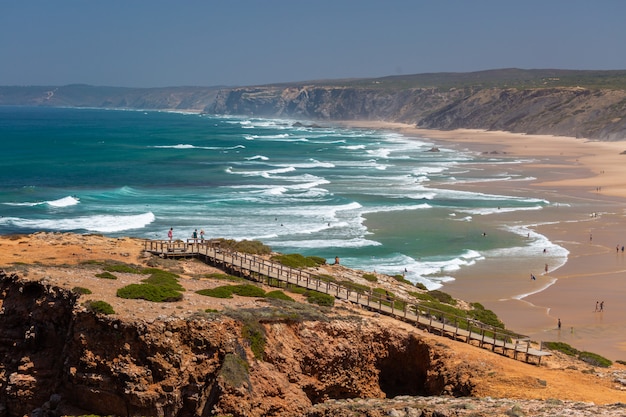 ポルトガルのアルガルヴェで夏の午後を過ごすのに最適な熱帯のビーチ