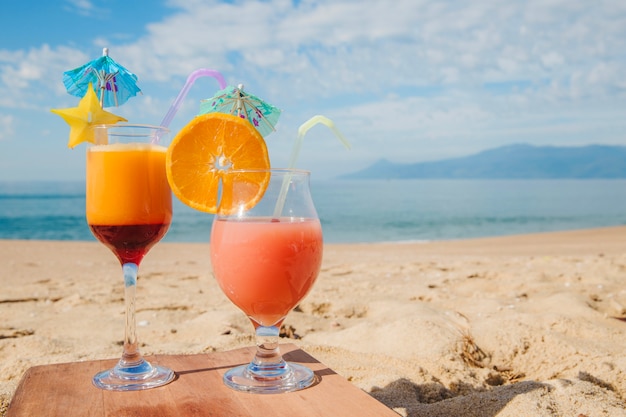 Тропический коктейль подается на пляже