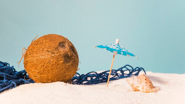 Тропическая концепция с кокосовым и пляжным зонтиком