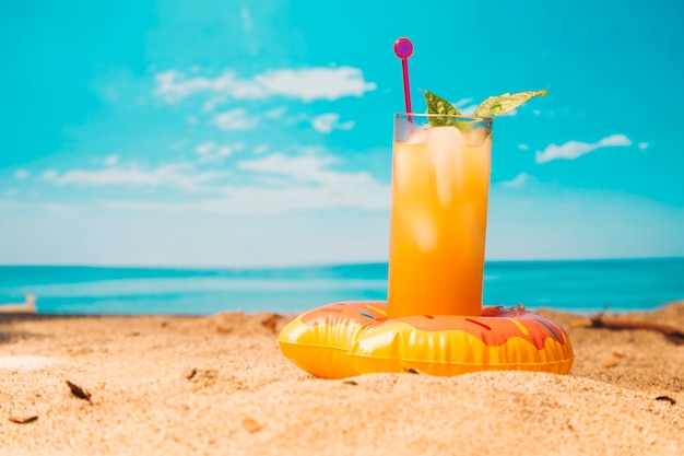 Foto gratuita bevanda tropicale sulla spiaggia sabbiosa