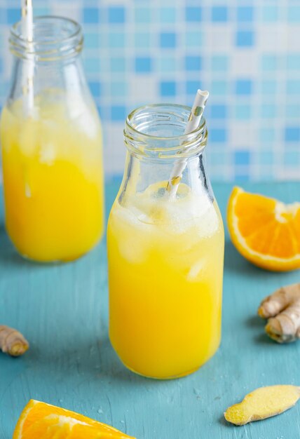파인애플과 오렌지를 곁들인 열대 과일 음료