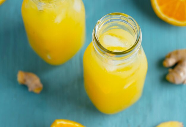 파인애플과 오렌지를 곁들인 열대 과일 음료