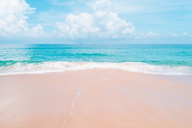 熱帯の自然のきれいなビーチと夏の白い砂浜と太陽の水色の空とボケ味の背景 プレミアム写真