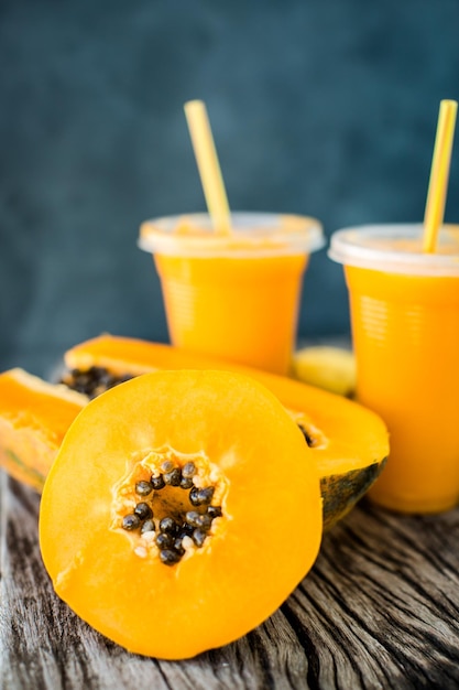 Foto gratuita frullato tropicale con papaya e banana