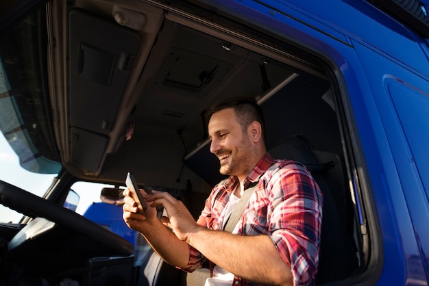 Autista di camion utilizzando tablet per la navigazione gps verso la destinazione