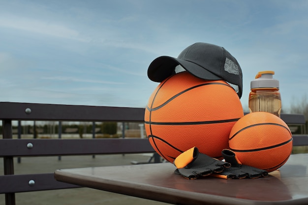 Бесплатное фото Кепка дальнобойщика с баскетбольным мячом