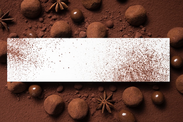 Трюфели и какао-порошок с макетом прямоугольника