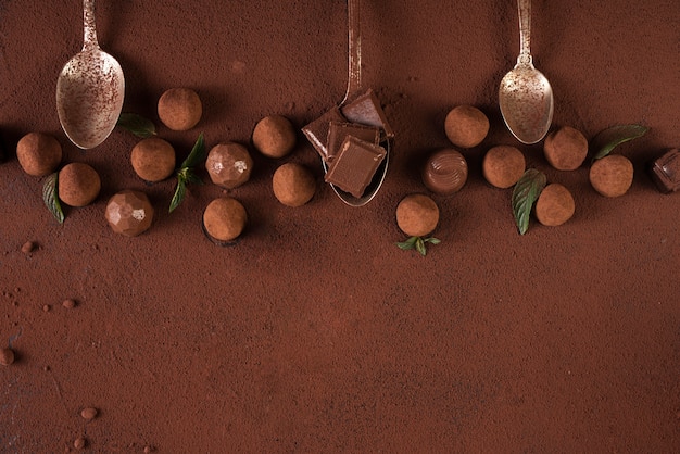 チョコレートバーの正方形とスプーンとコピースペースのトリュフ