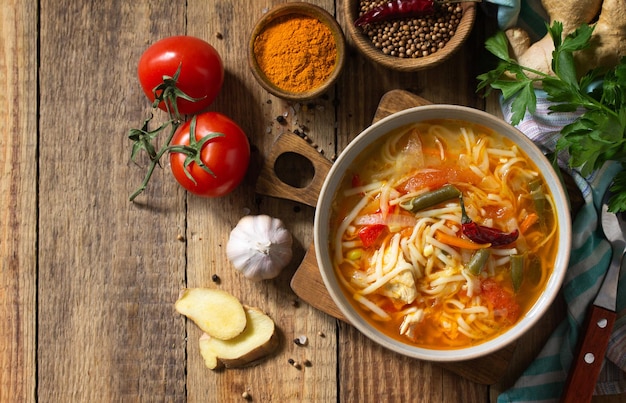 Тукпа суп индийской кухни горячий суп с лапшой с курицей имбирем кинзой и специями вид сверху Premium Фотографии