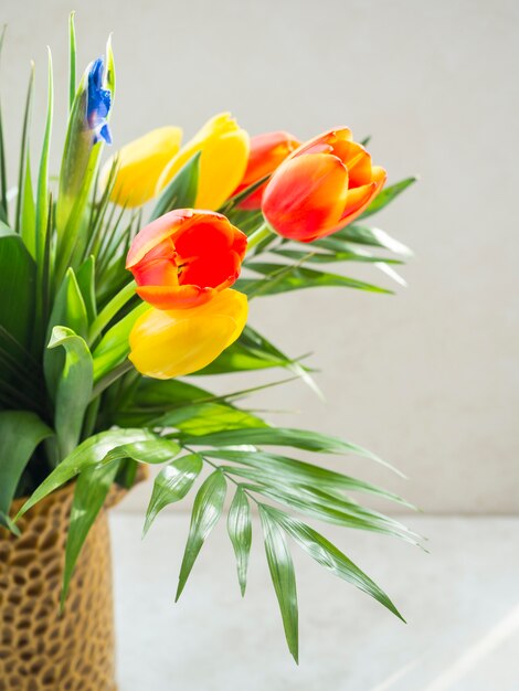 テーブルの上の花瓶にチューリップの花束