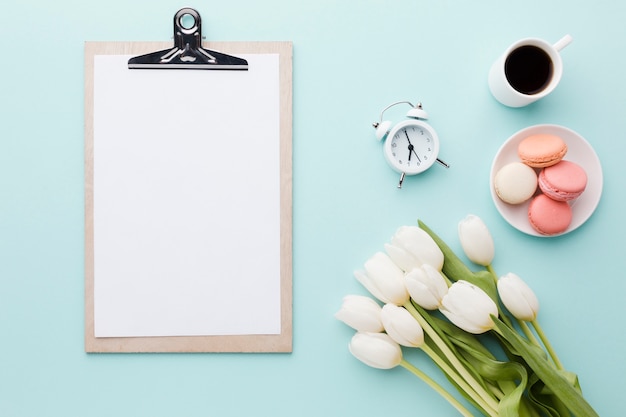 Free photo tulip flowers with leaves arrangement morning routine