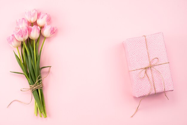 핑크 테이블에 선물 상자 튤립 꽃다발