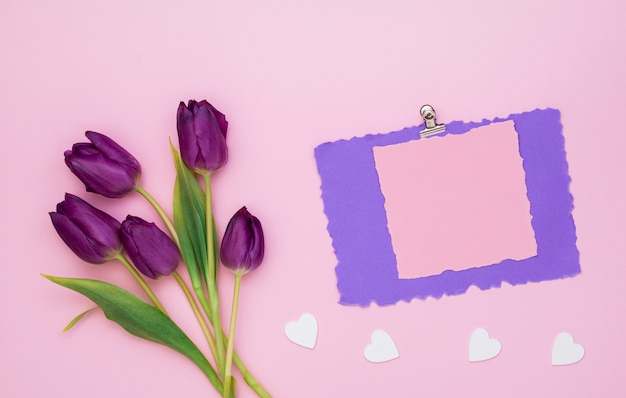 Foto gratuita tulipani con carta bianca e piccoli cuori