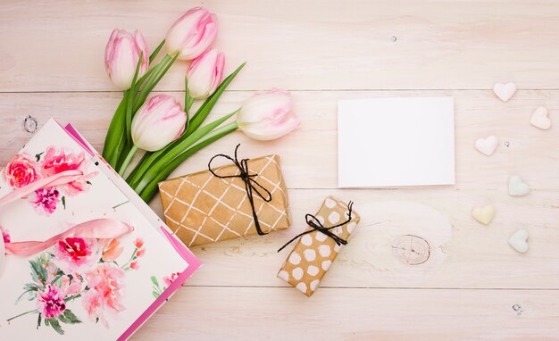 Тюльпаны с подарочными коробками и чистым листом бумаги