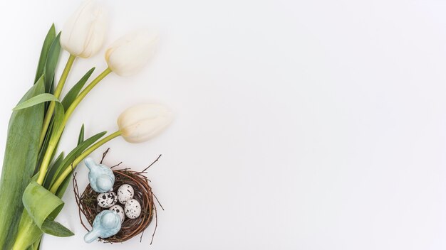 Тюльпаны с перепелиными яйцами в гнезде