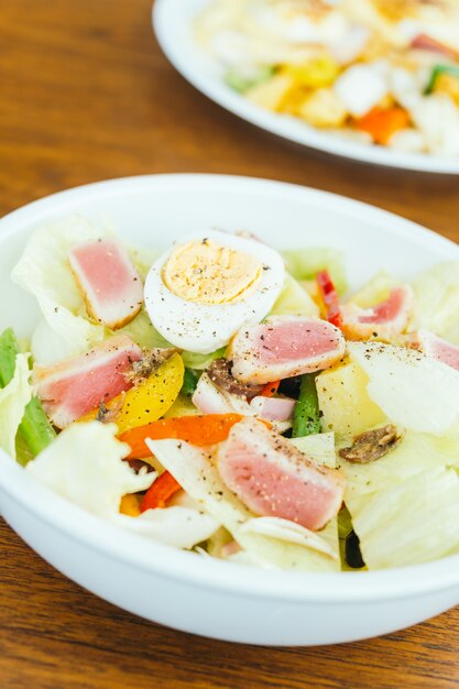 マグロの肉と卵の野菜サラダ