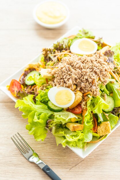 Tuna meat and eggs with fresh vegetable salad