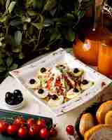 Бесплатное фото Салат из тунца с яйцами и оливками