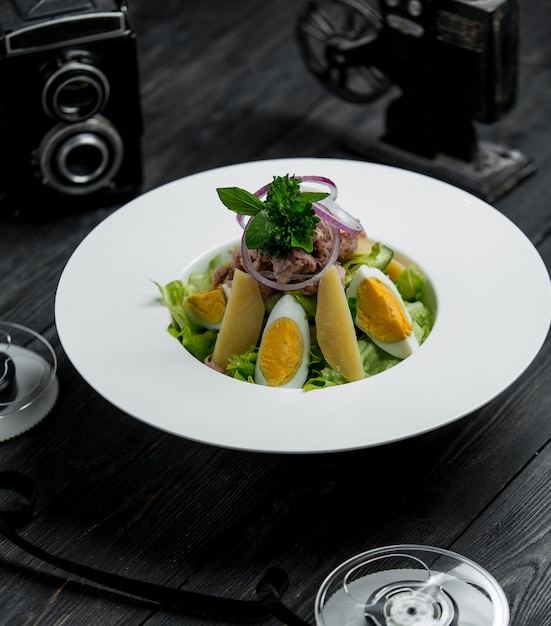Бесплатное фото Салат из тунца с яйцом и картофелем