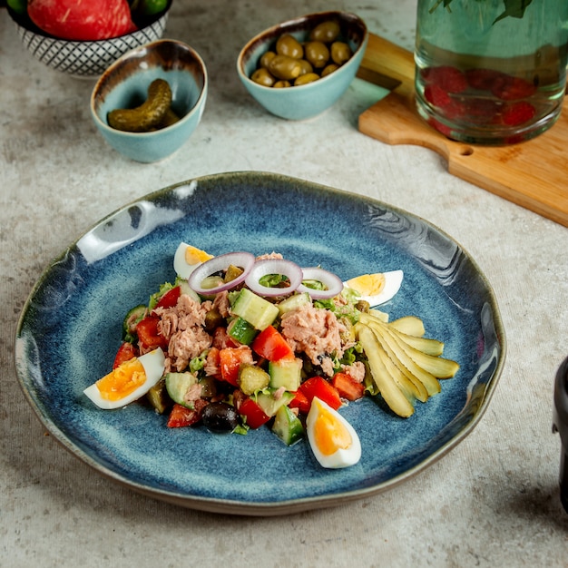 Foto gratuita insalata di tonno con uova e sottaceti