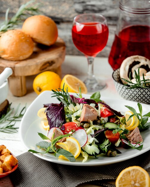 Салат из тунца с овощами на столе