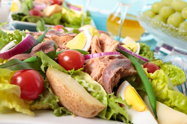 Foto gratuita closeup di insalata di nicoise di tonno