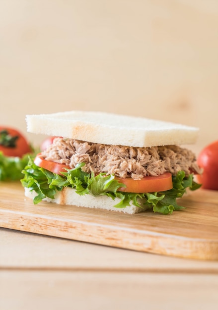 Foto gratuita sandwich di tonno su legno