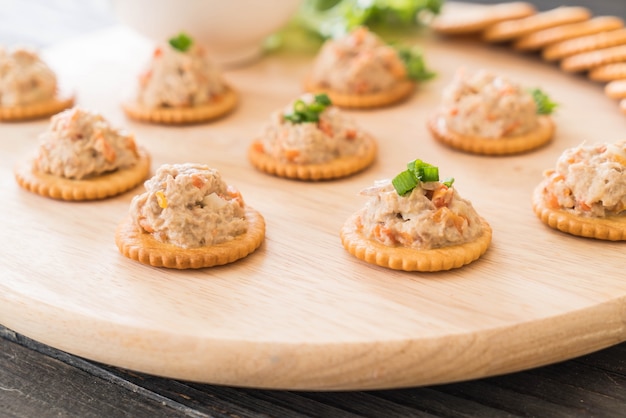 Free photo tuna spread with cracker