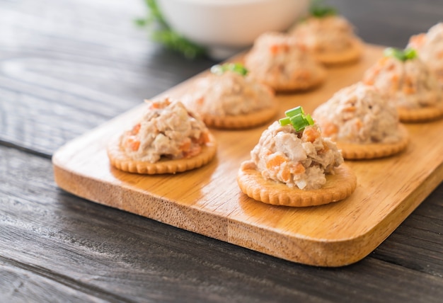 Free photo tuna spread with cracker