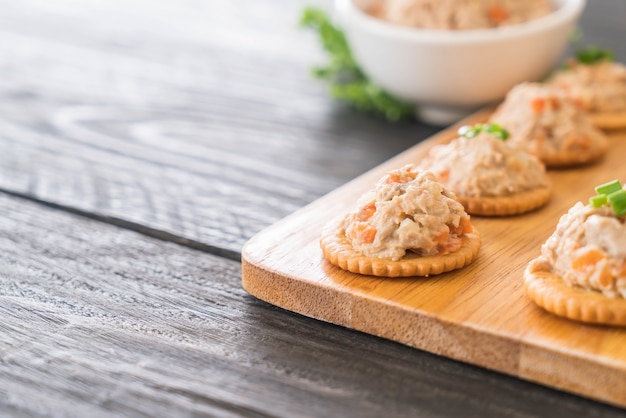 Free photo tuna spread with cracker