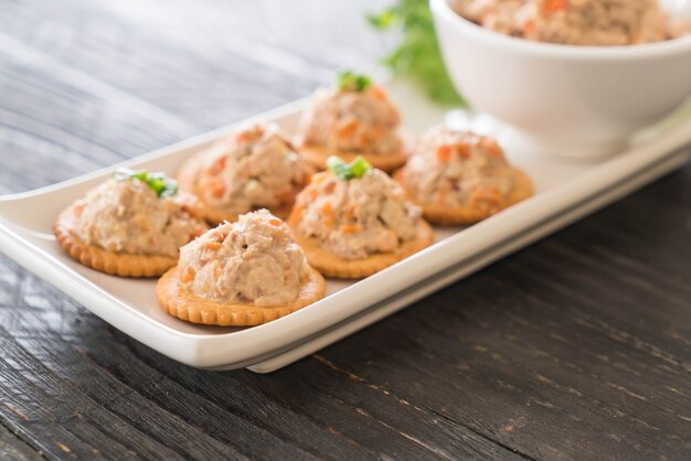 Free photo tuna spread with cracker