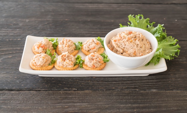 Free photo tuna spread with cracker