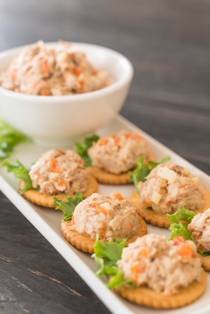 Free photo tuna spread with cracker