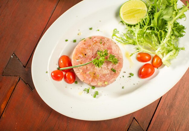 Tuna tartare with vegetables in a restaurant