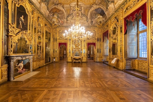 Турин, италия, январь 2022 года, интерьер старой комнаты в стиле барокко во дворце кариньяно Premium Фотографии