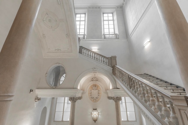 Turin Italy 2021년 5월 골동품 이탈리아 궁전에서 대리석으로 만든 고급 계단 프리미엄 사진