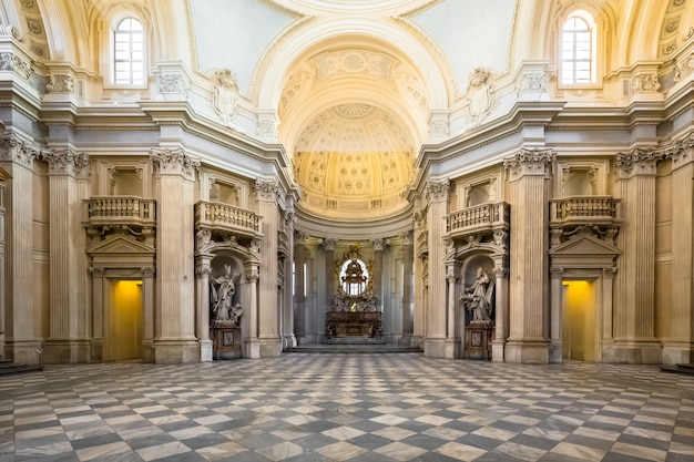 토리노, 피에몬테 지역, 이탈리아 - 2020년 8월경: reggia di venaria reale의 왕립 교회.
