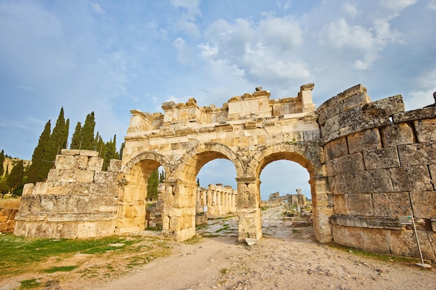 トルコはヒエラポリスの古代都市の玄関口都市です