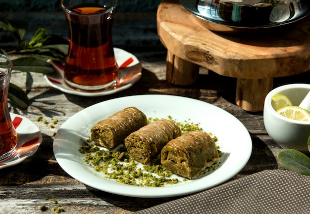 Free photo turkish bakhlava pastry with thin layers filled with pistachio