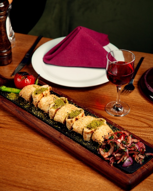 Free photo turkish beyti kebab with flatbread wraps encrusted with sesame