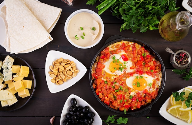 터키 식 아침 식사. shakshuka, 올리브, 치즈 및 과일. 풍부한 브런치.