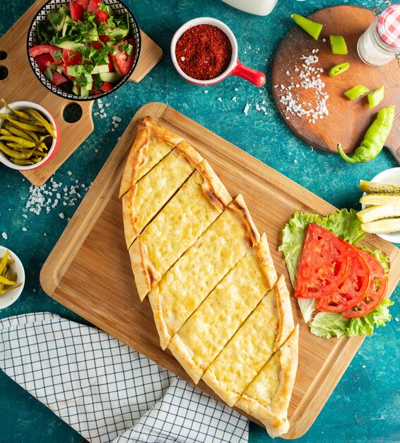 치즈와 함께 터키 치즈 pide flatbread