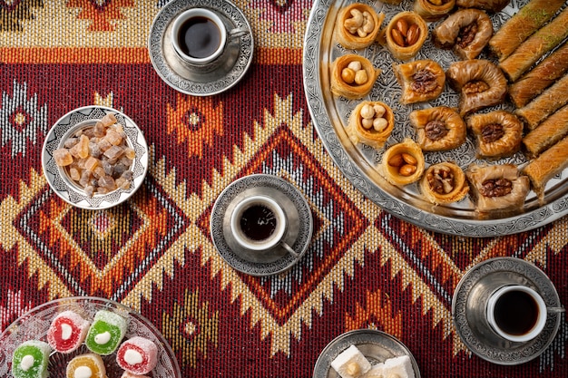 Турецкий кофе и сладости на красочном узорчатом ковре
