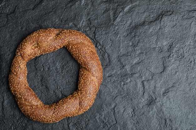 Foto gratuita bagel intrecciato rotondo croccante turco con semi di sesamo.