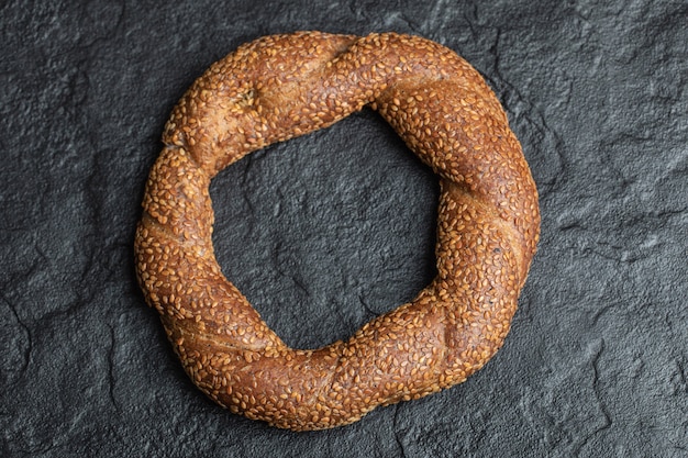 Foto gratuita bagel intrecciato rotondo croccante turco con semi di sesamo.