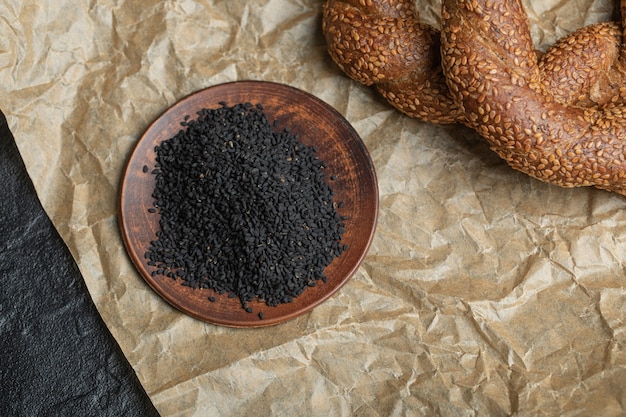 Free photo turkish crunchy round braided bagels with sesame seeds.