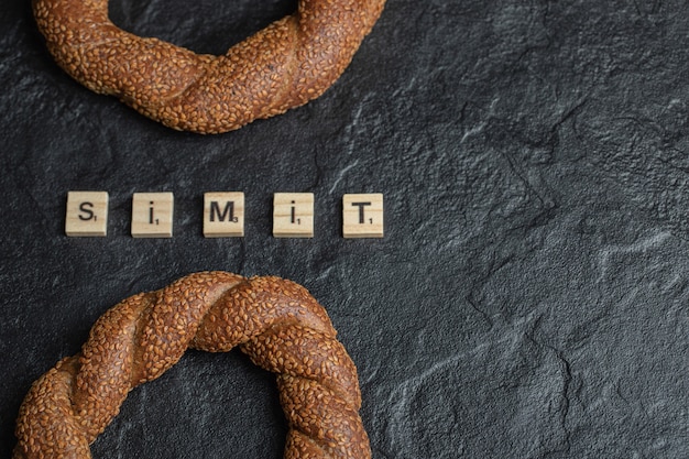 Bagel intrecciati rotondi croccanti turchi con semi di sesamo.