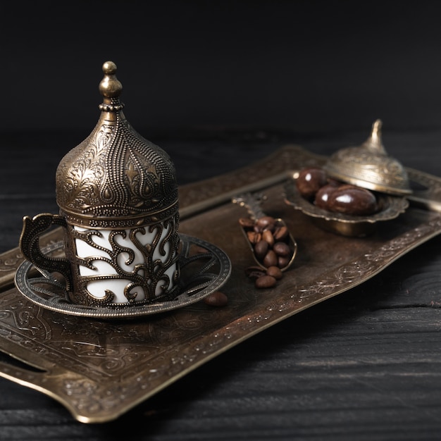 Бесплатное фото Турецкая чашка кофе на серебряной тарелке