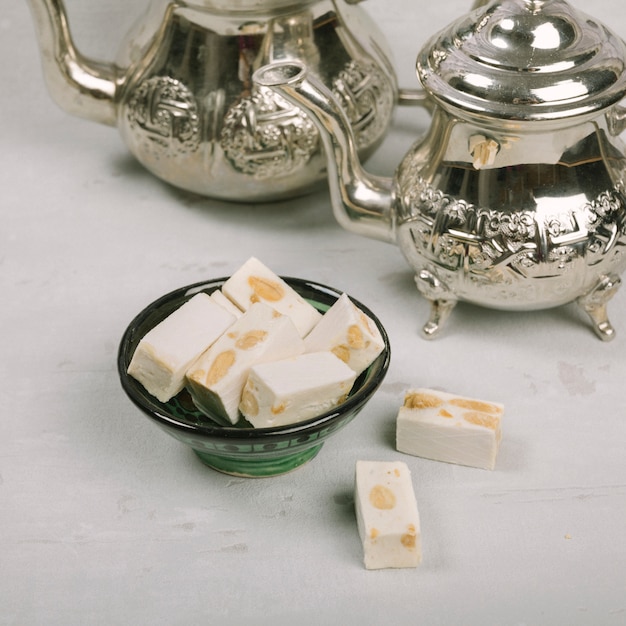 Free photo turkish delight in bowl with teapots