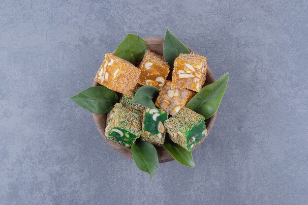 ターキッシュデライト。 lokumまたはrahatlokuin木製のボウル。